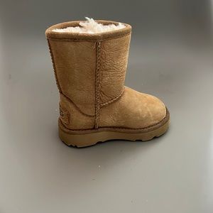 UGG Chestnut Classic II Weather Short Boots For Toddlers Size: US 6